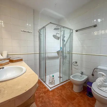 Magnificent Balcon With Sea And Pool View דירה