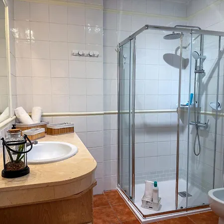 Magnificent Balcon With Sea And Pool View דירה *