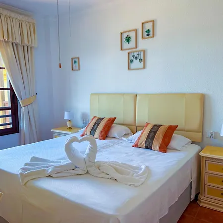 Magnificent Balcon With Sea And Pool View Apartment