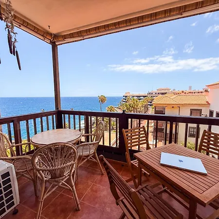 Magnificent Balcon With Sea And Pool View דירה *