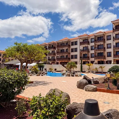 Magnificent Balcon With Sea And Pool View Apartment